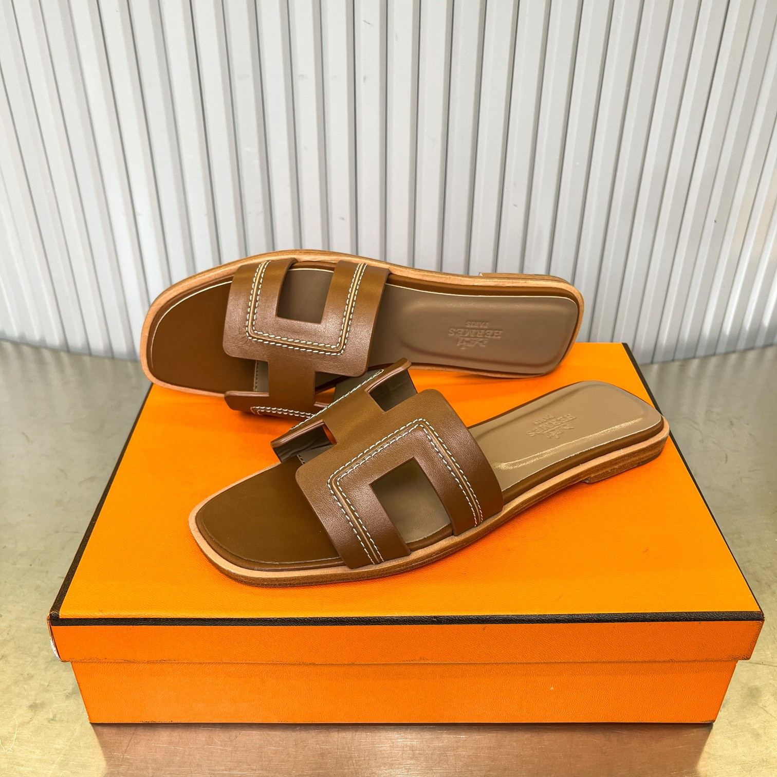 ua H**me5 oran sandal