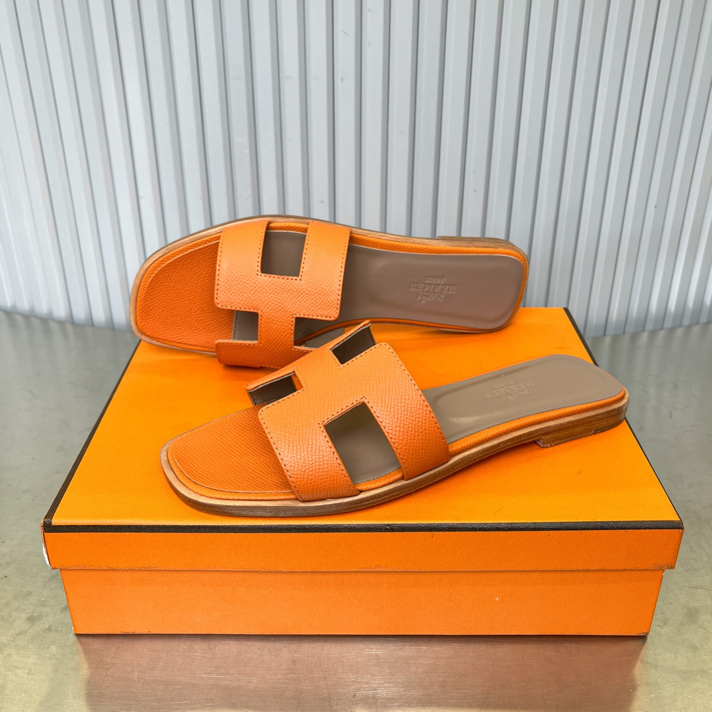 ua H**me5 oran sandal