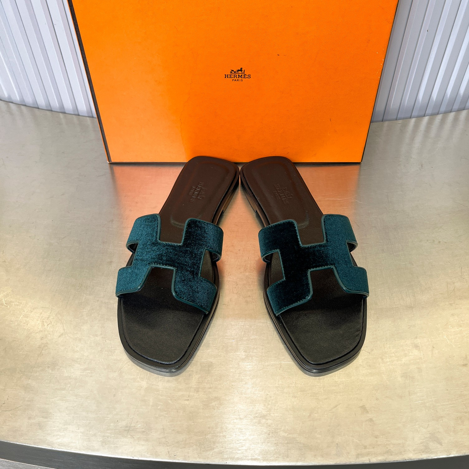 ua H**me5 oran sandal
