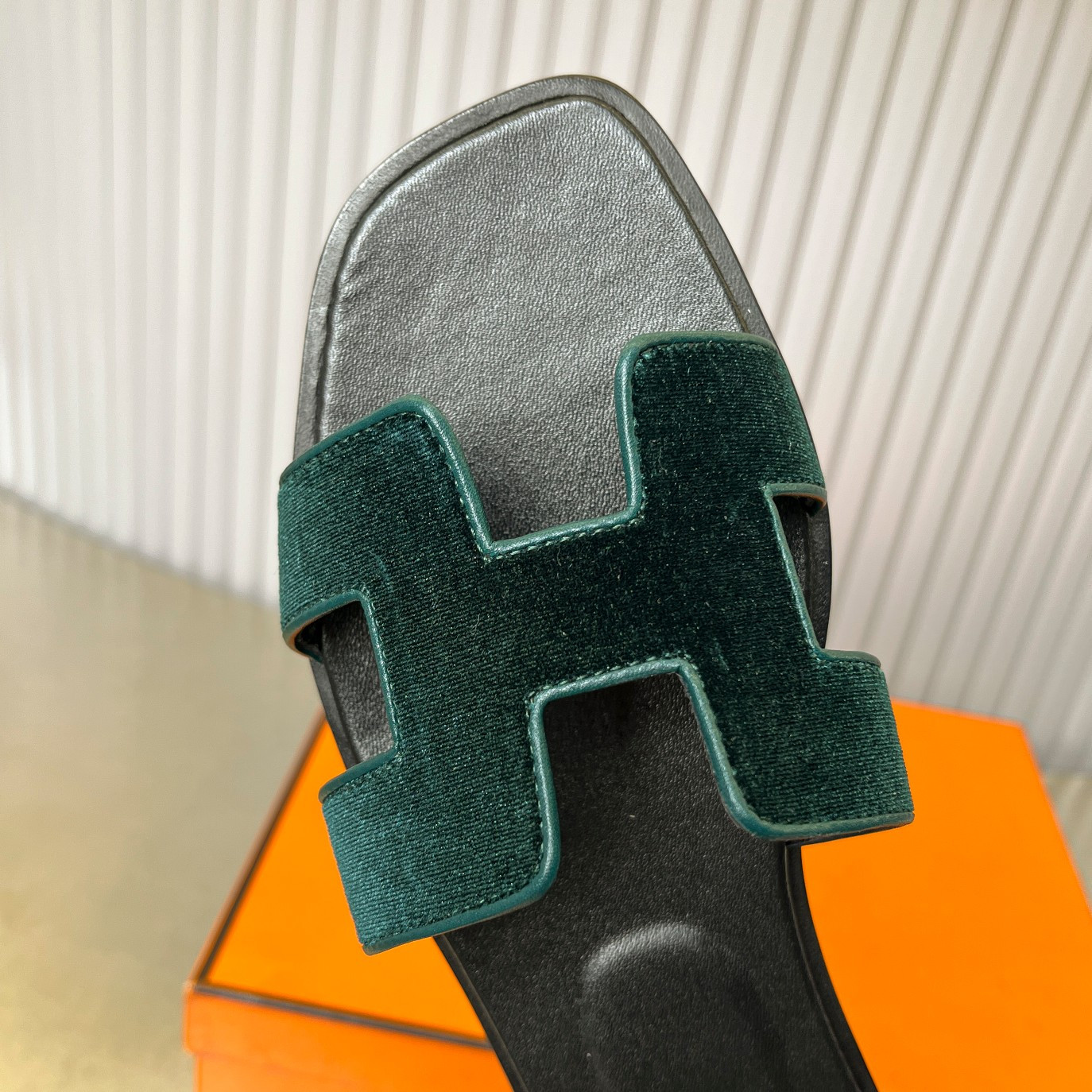 ua H**me5 oran sandal