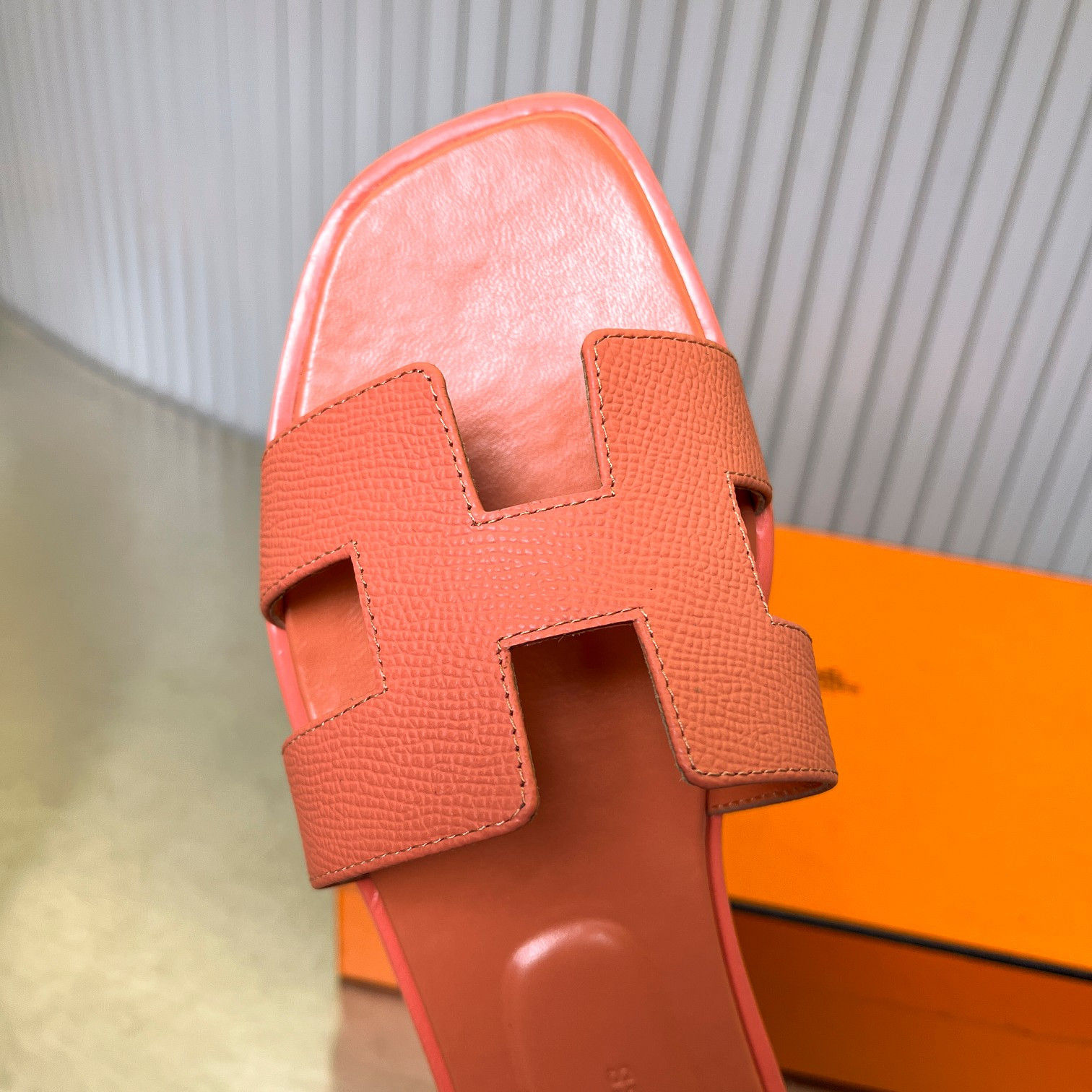 ua H**me5 oran sandal