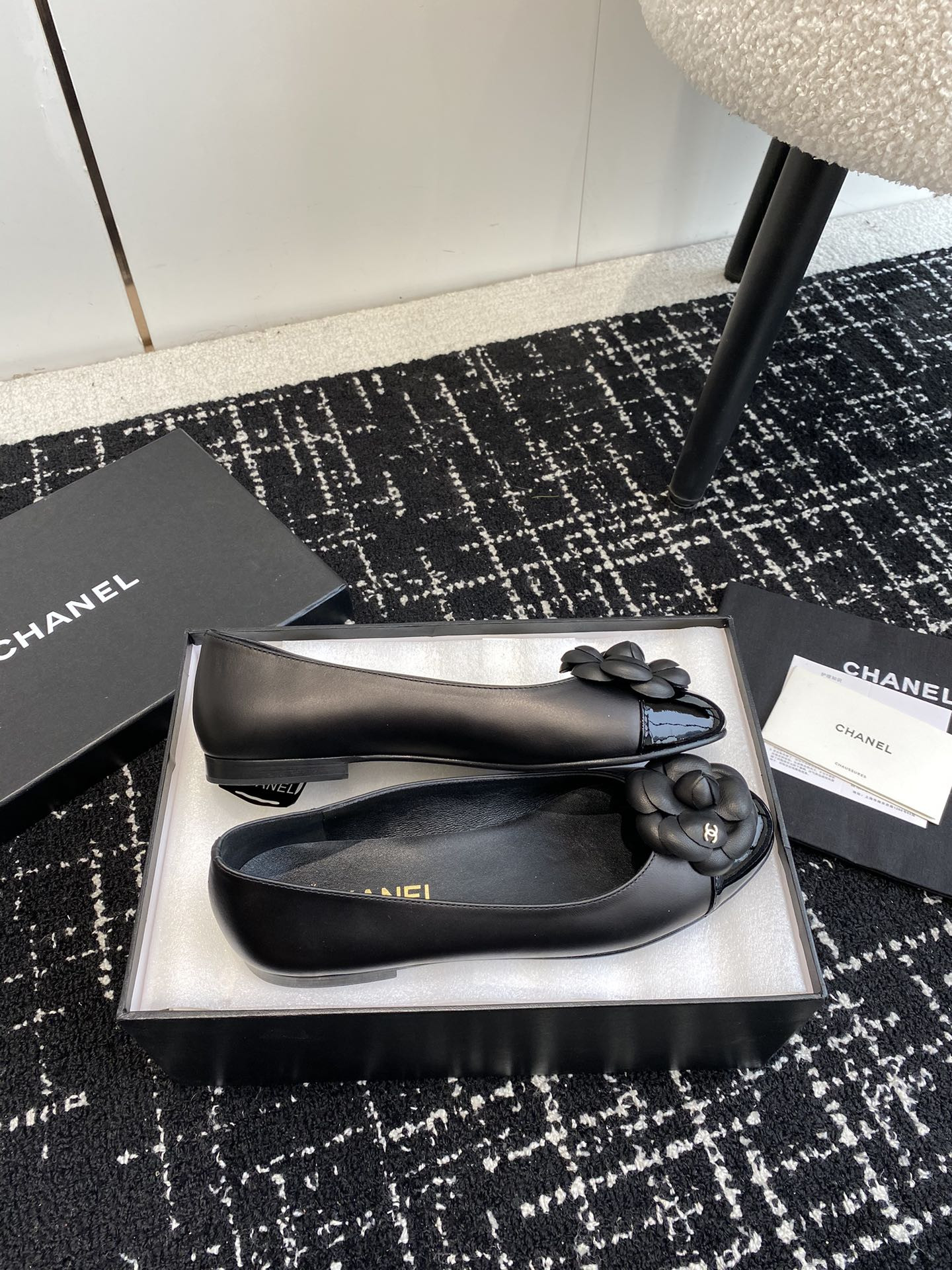ua Ch*el ballet flats