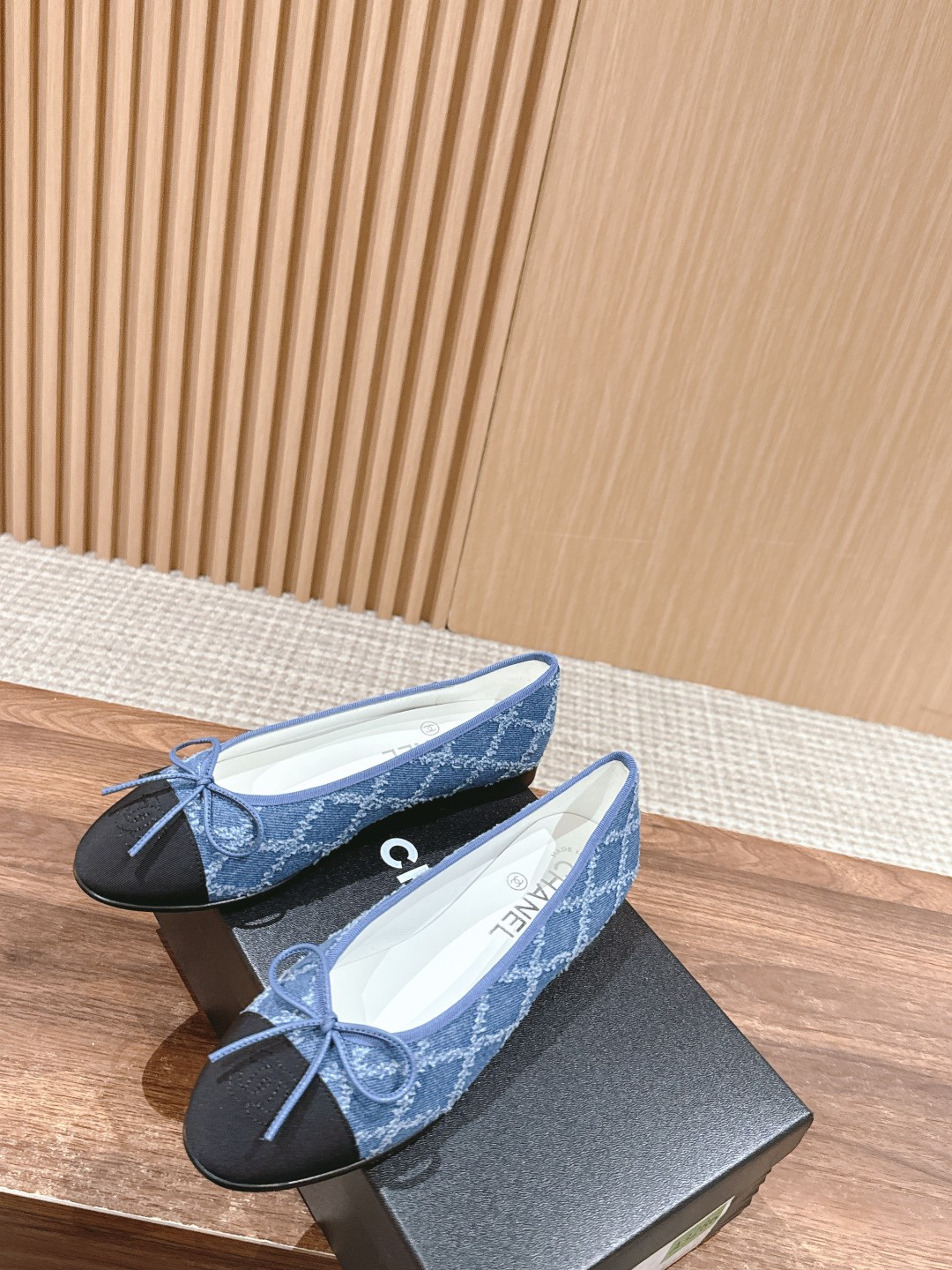 ua Ch*el ballet flats