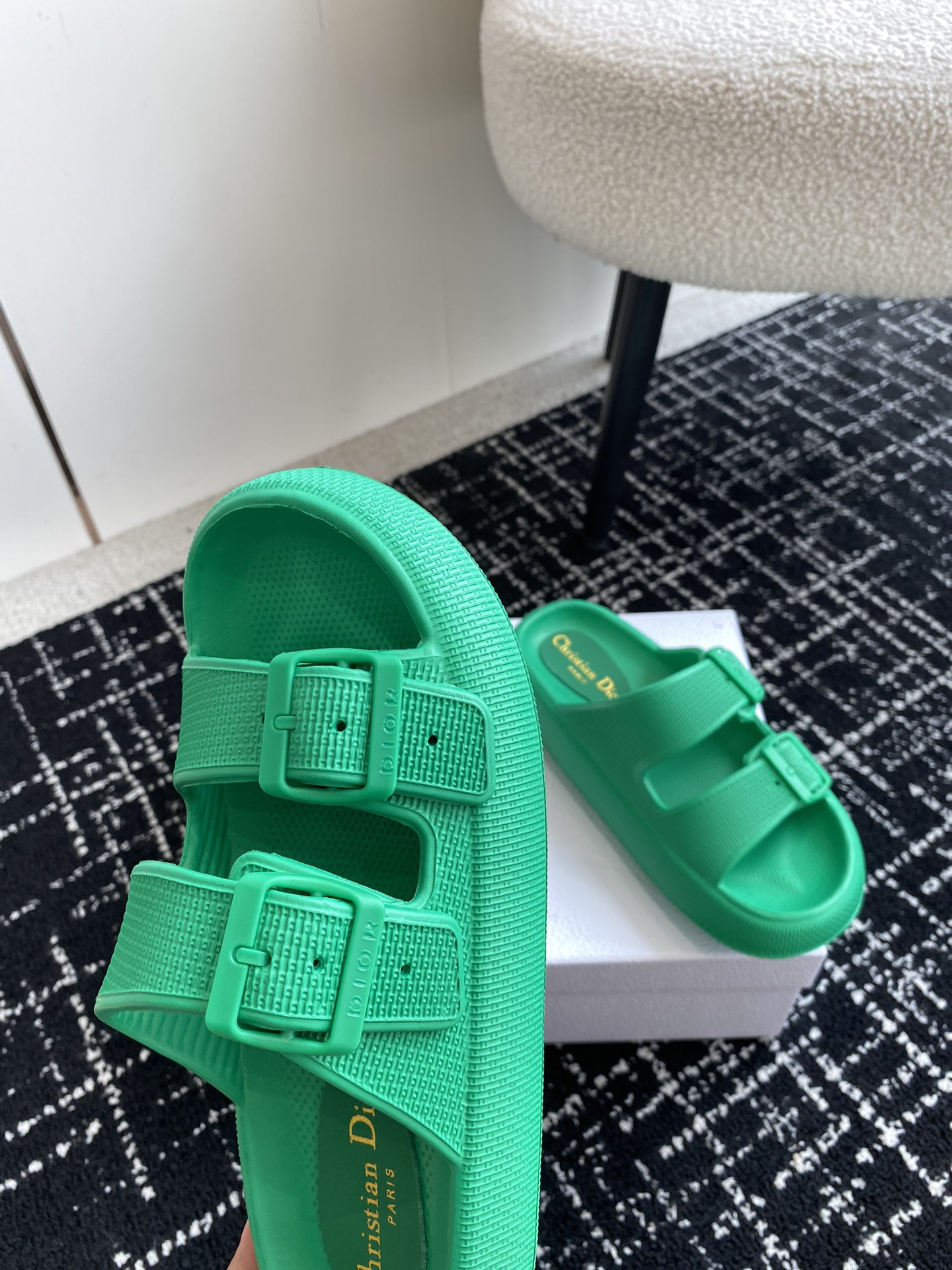 ua D*or slide