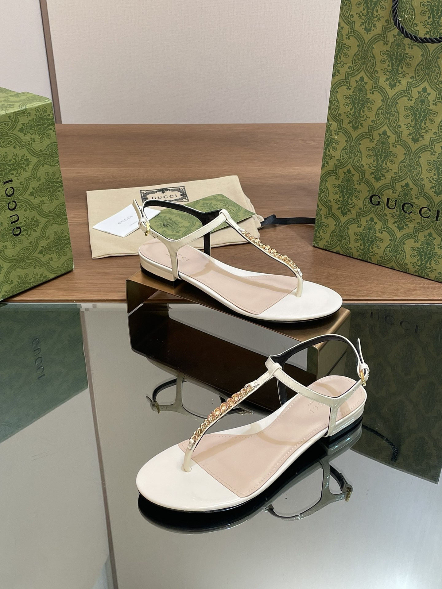 ua G*u*i signoria thong sandal