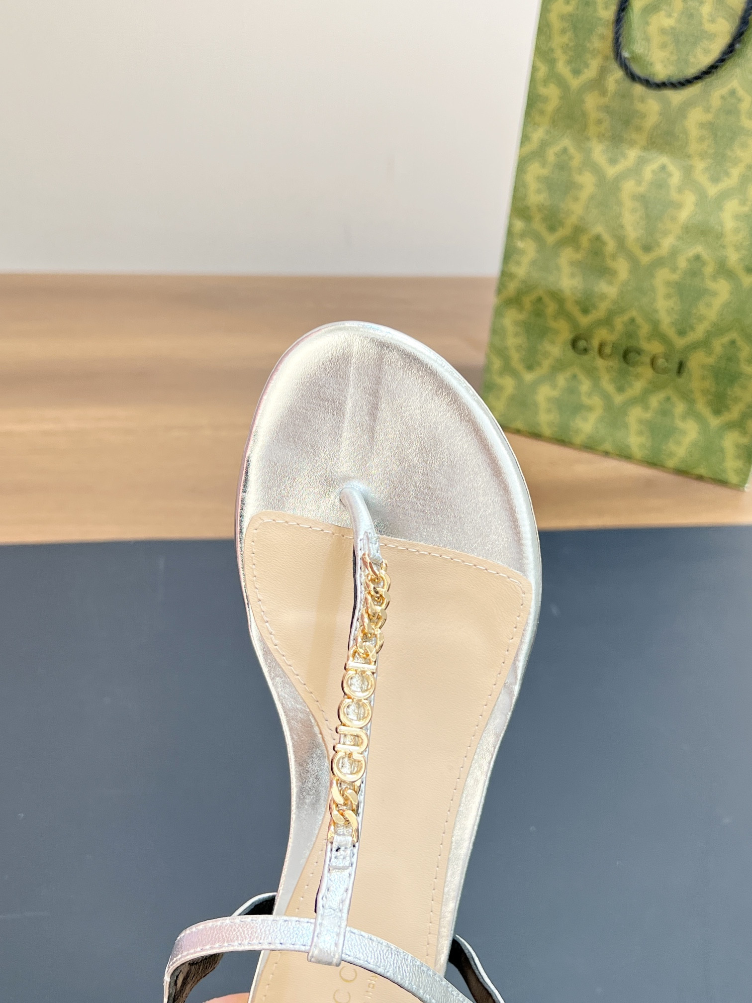ua G*u*i signoria thong sandal