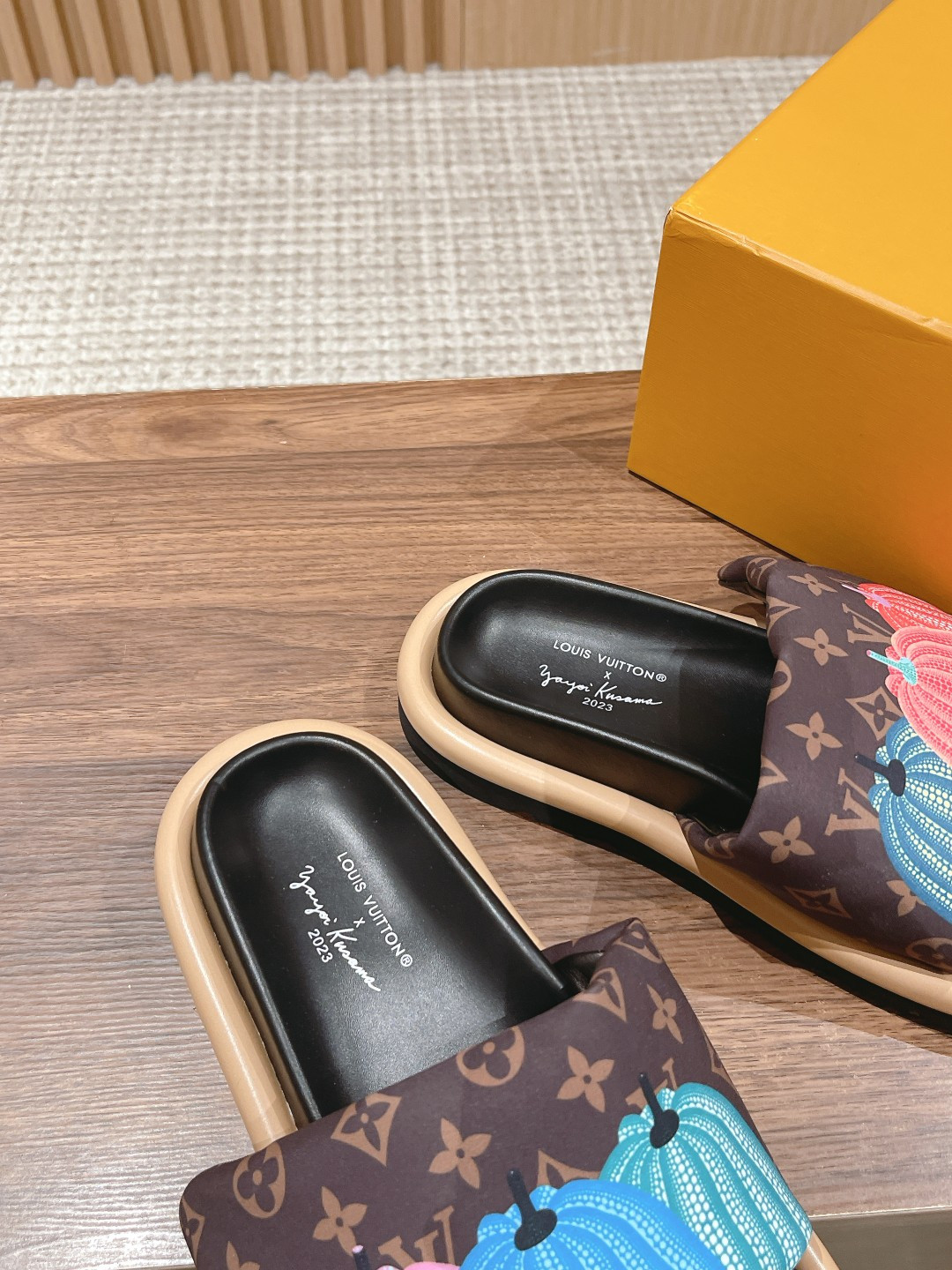 UA LV Pool Pillow Flat Comfort Mule