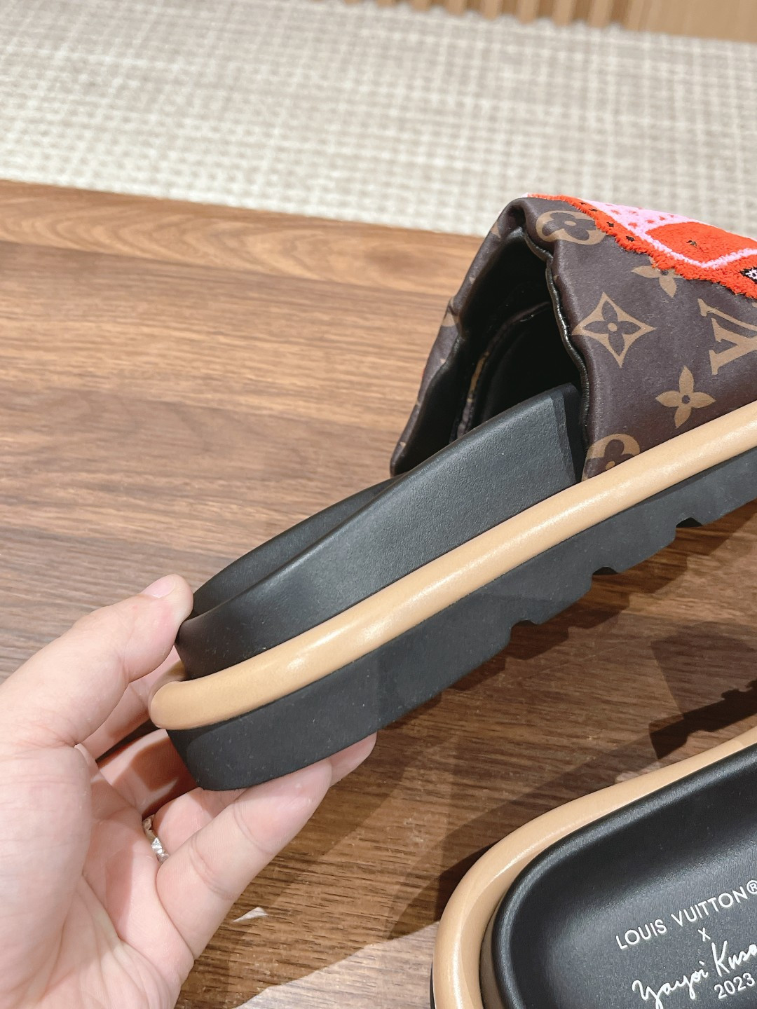 UA LV Pool Pillow Flat Comfort Mule