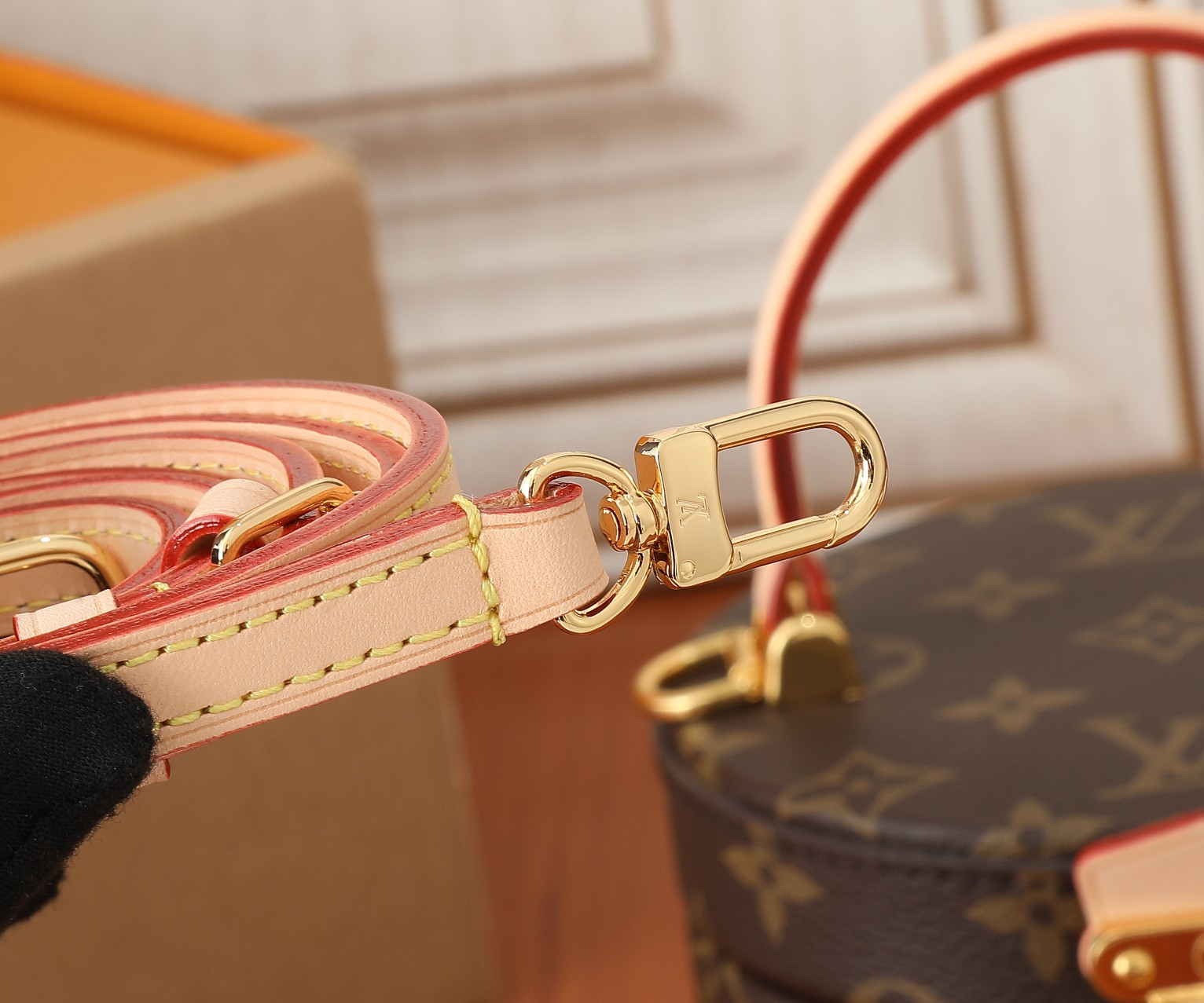 LV Scott M46933 5.3 x 3.5 x 4.5 inches