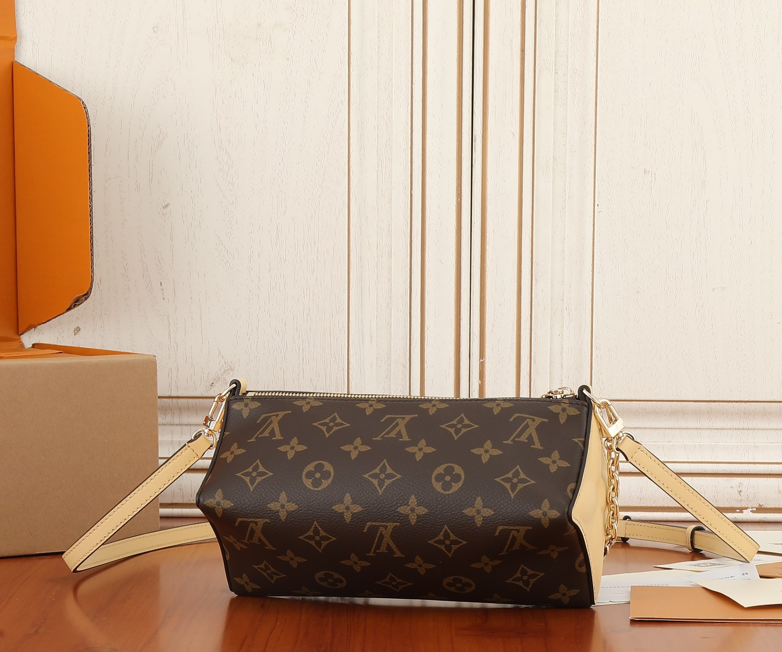 LV Bloom Pouch M11672 22.5x13x13CM