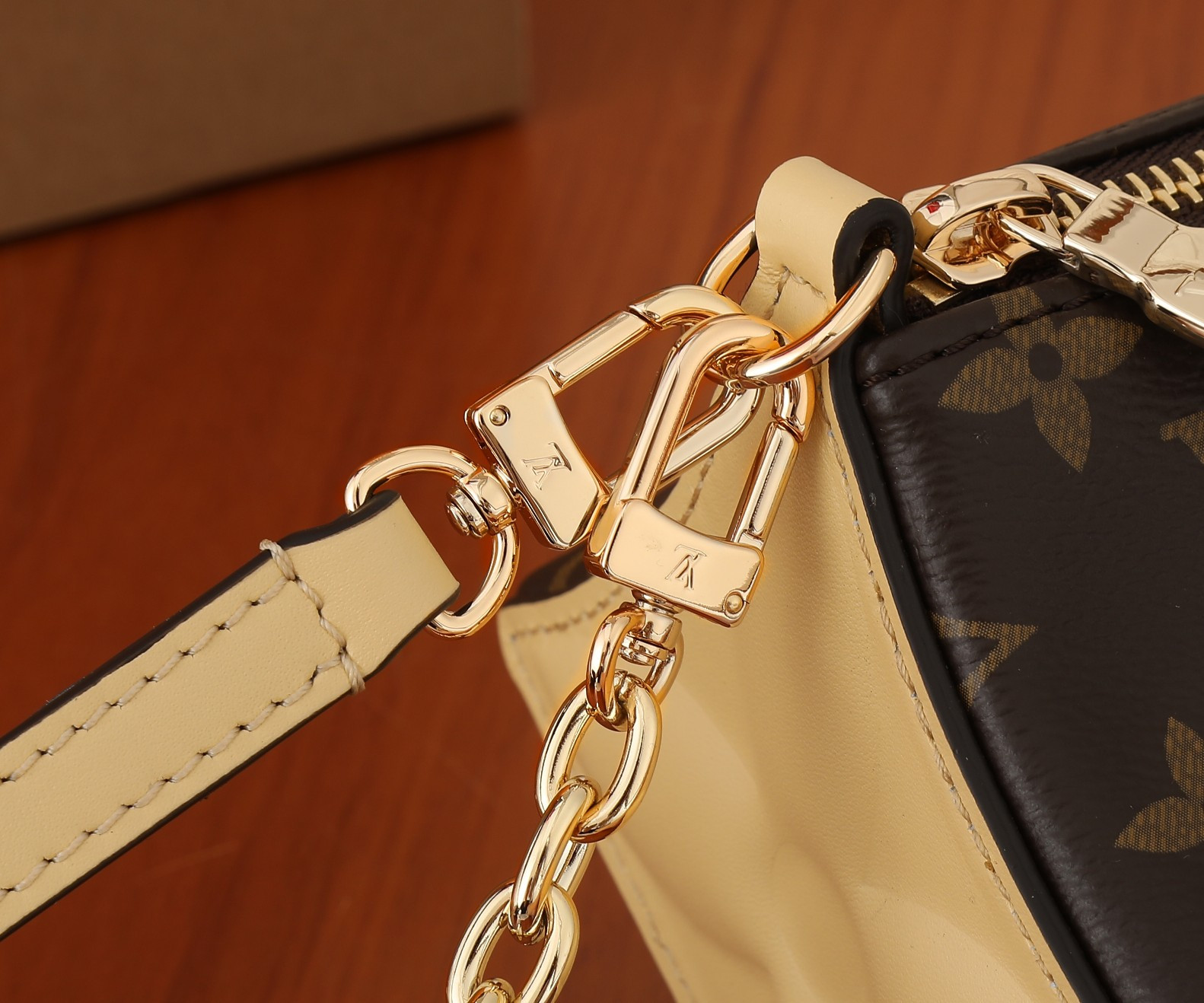 LV Bloom Pouch M11672 22.5x13x13CM