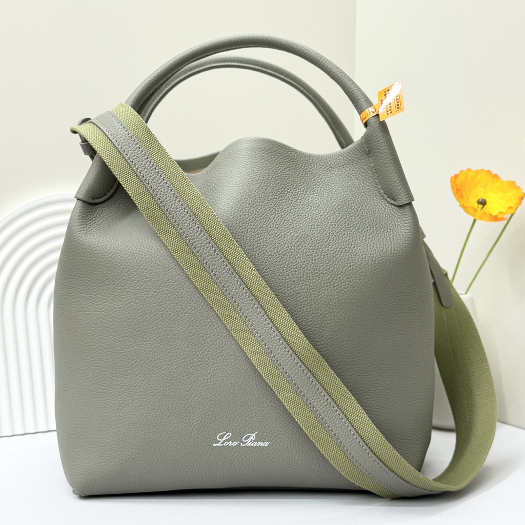 L**o p*ana large bale bag grained calfskin 24 x 20 x 27 cm