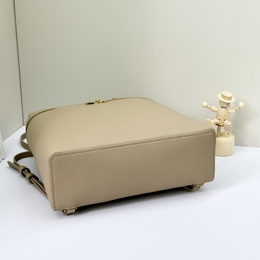 L**o p*ana extra pocket backpack l23.5 grained calfskin 23 x 21 x 8 cm