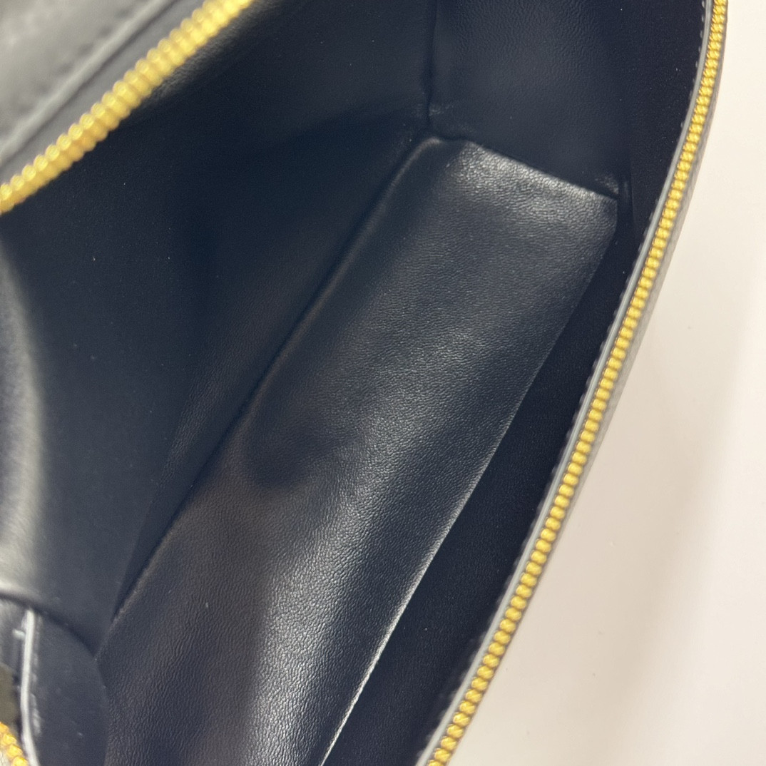 L**o p*ana extra pocket backpack l23.5 grained calfskin 23 x 21 x 8 cm