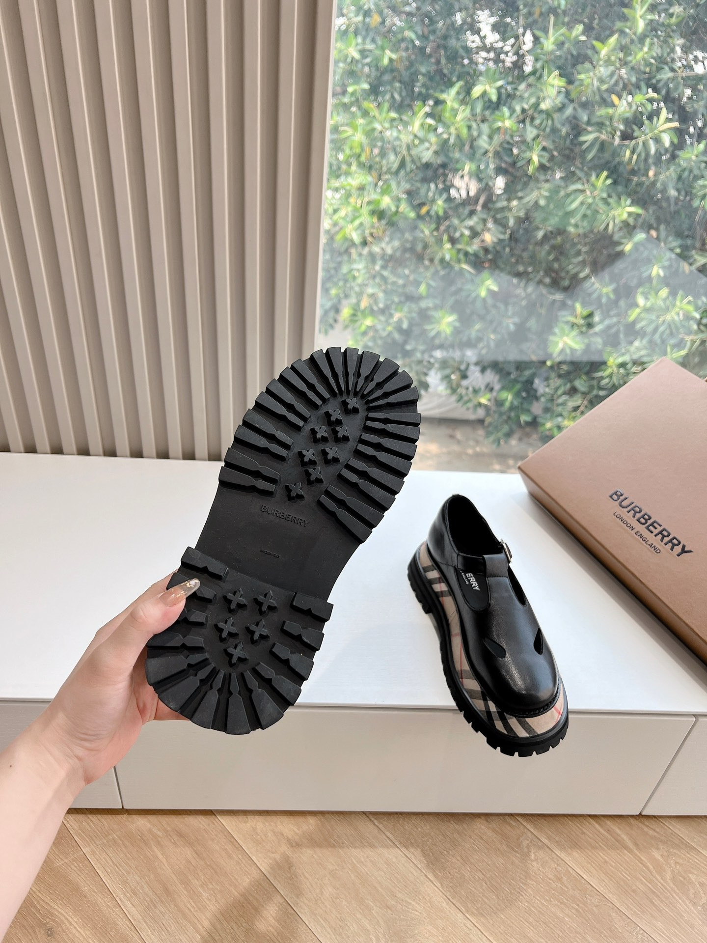 ua B**rry check leather flats