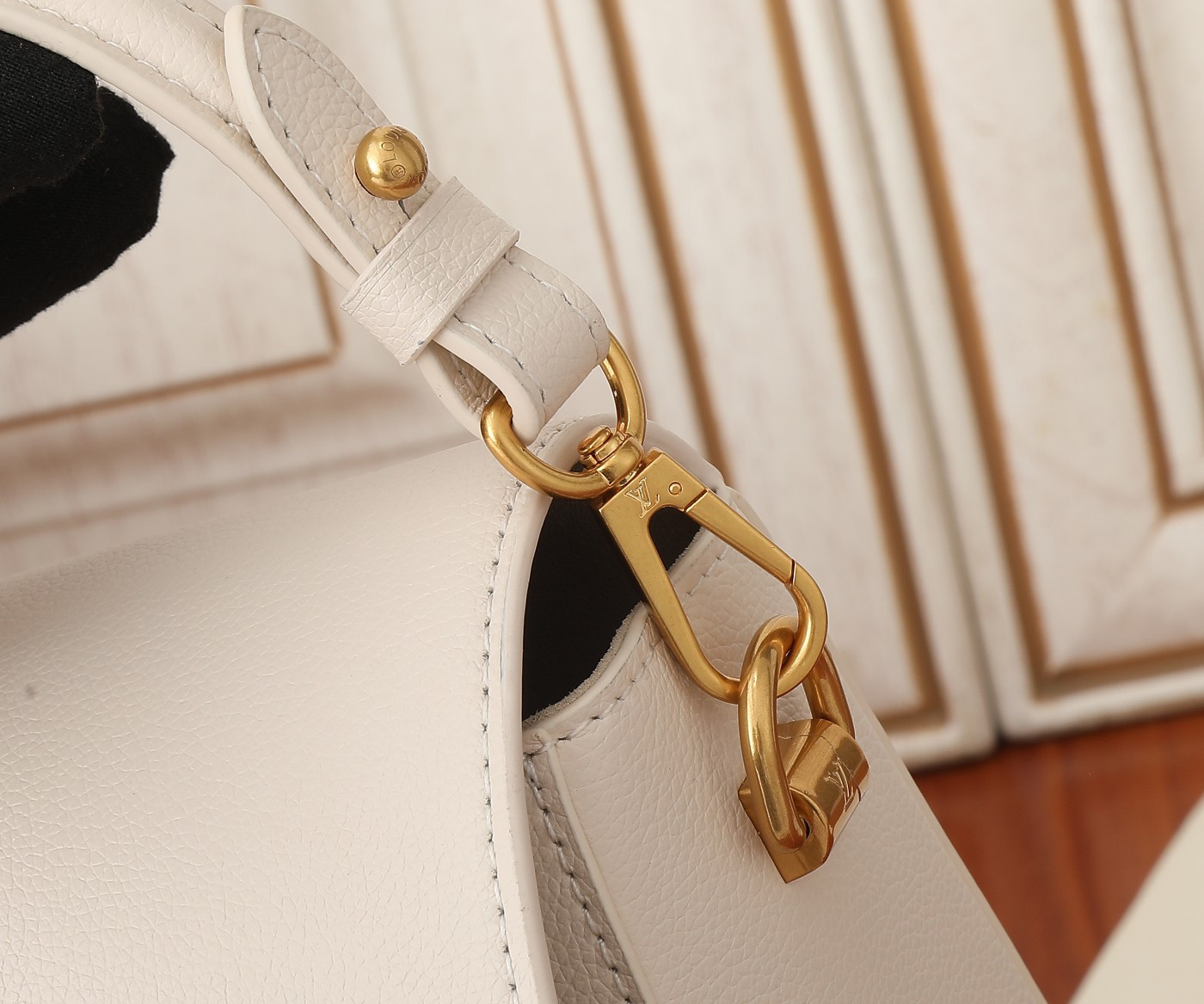 LV Soft Twist M25359 10.6 x 7.5 x 3.5 inches