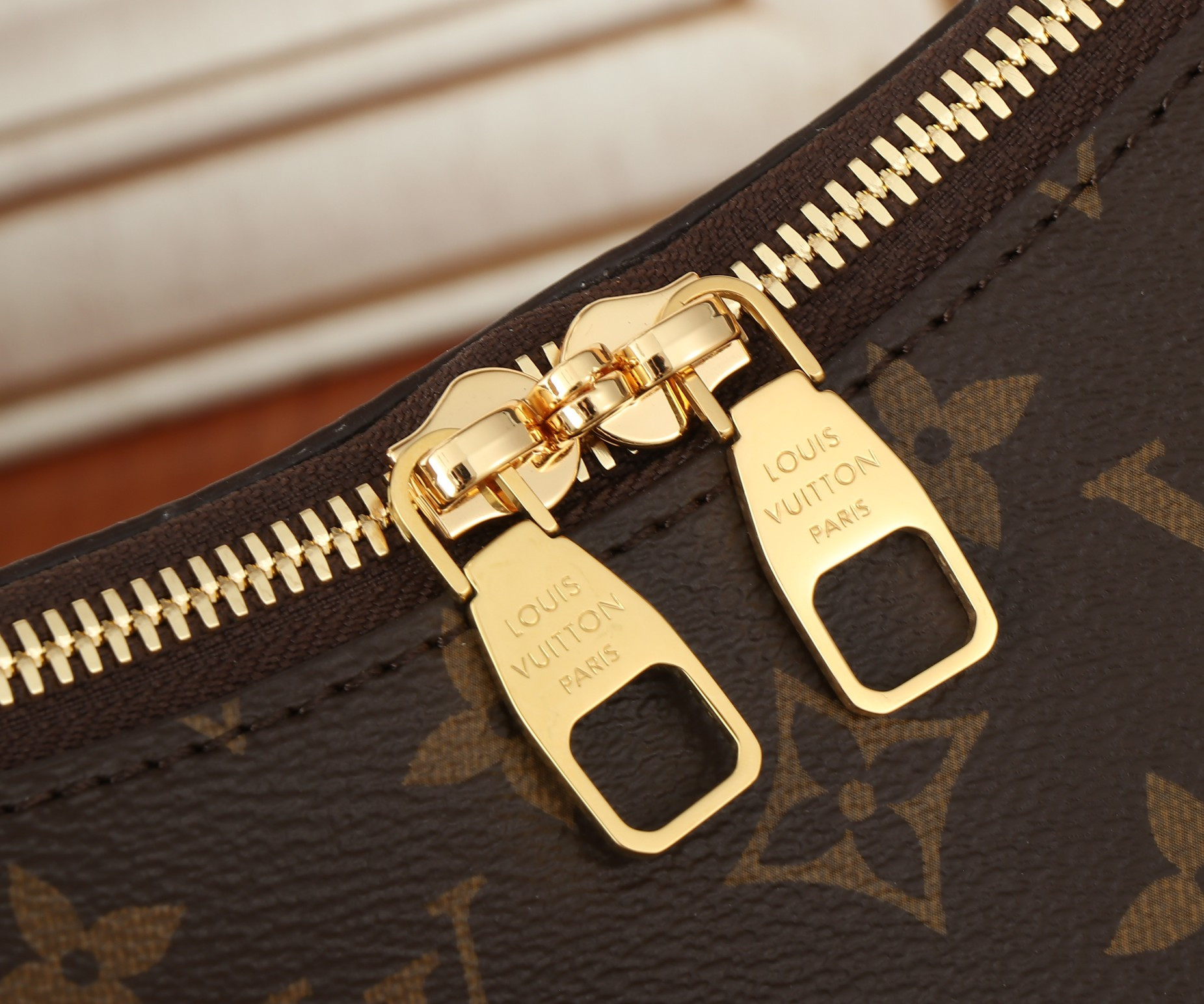 LV Slouchy PM M11952 22 x 9 x 33 cm