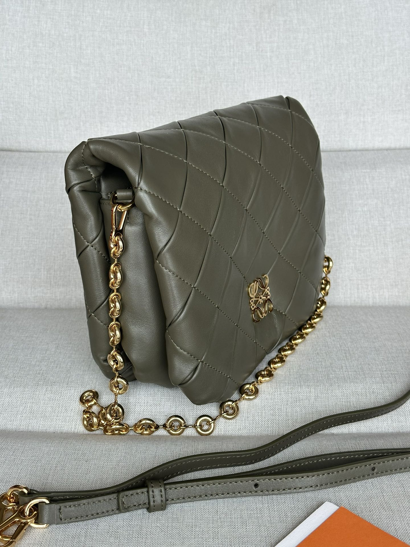 L0ew* puffer goya in pleated shiny nappa lambskin 23x17x9cm