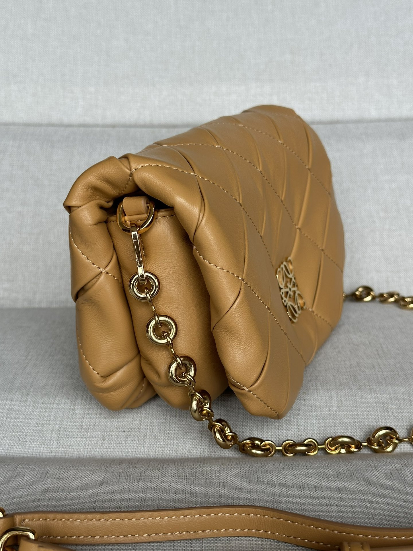 L0ew* mini puffer goya in pleated shiny nappa lambskin 20x6x13cm