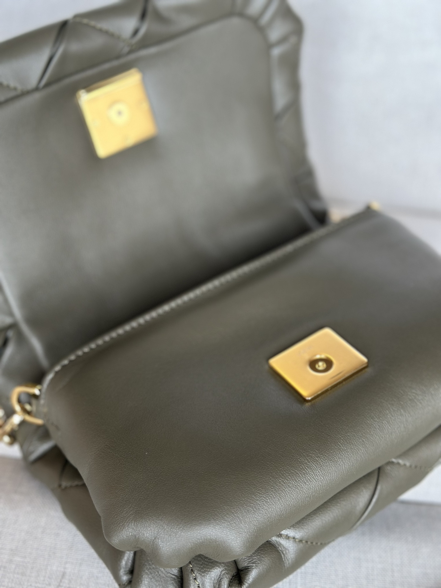 L0ew* mini puffer goya in pleated shiny nappa lambskin 20x6x13cm