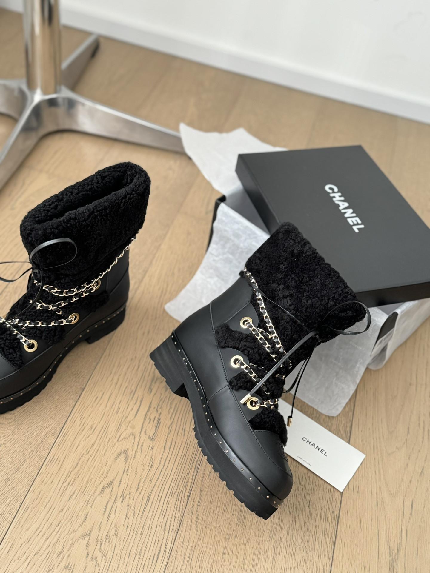 ua Ch*el snow boots