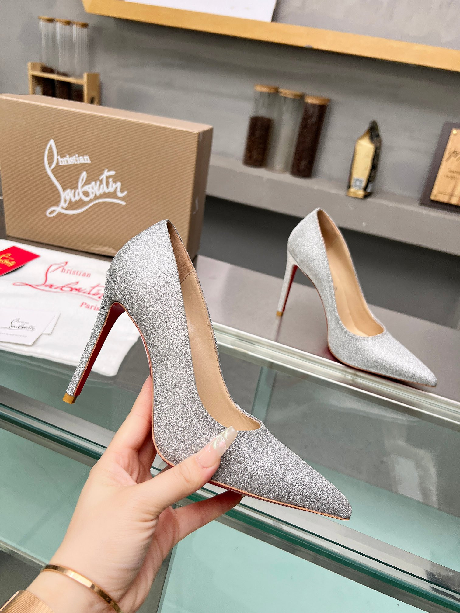ua ch**an louboutin cl red-botT0m shoes