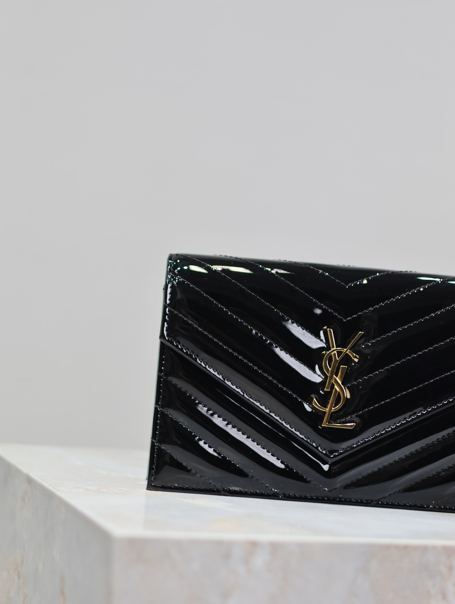 Y*L cassandra woc envelope chain wallet in patent leather 19 x 12.5 x 3.5cm