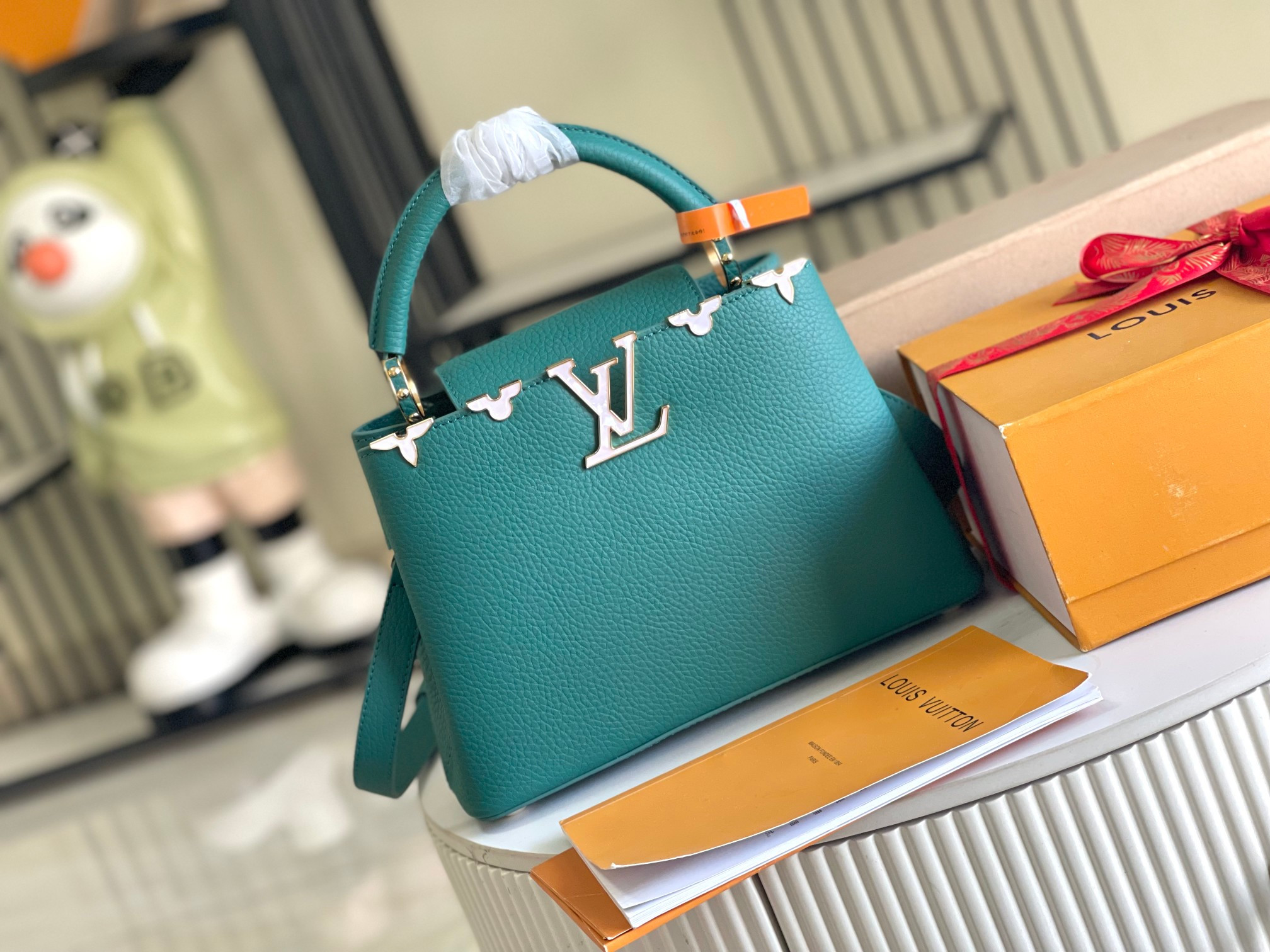 LV  Capucines Flower Crown M23766 Taurillon  27x18x9cm