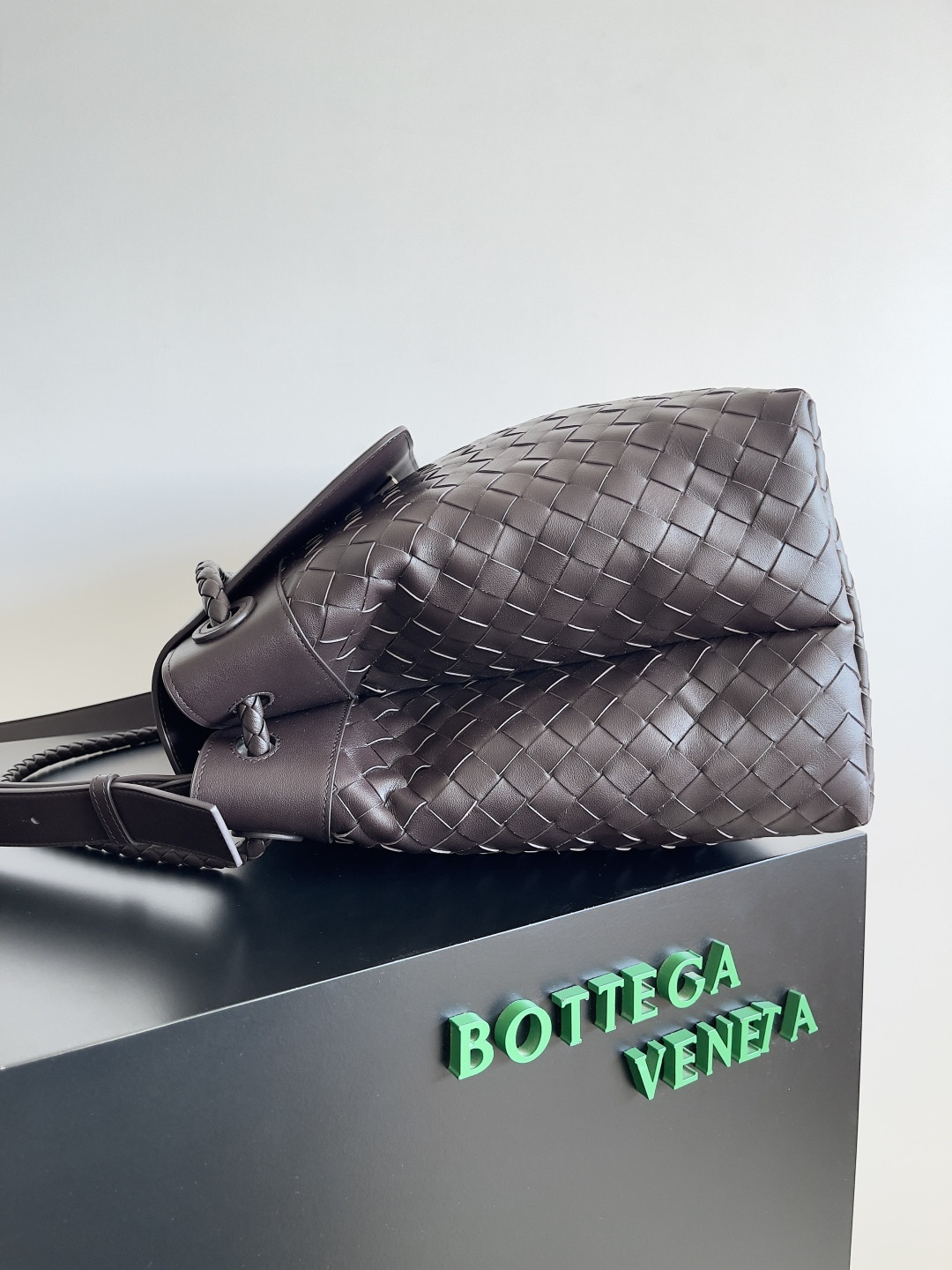 bo*te*ga Ve*ne*ta large andiamo messenger 43x32x20cm