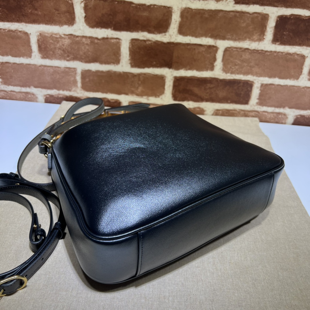 G*u*i diana medium shoulder bag 30x23x6.5cm