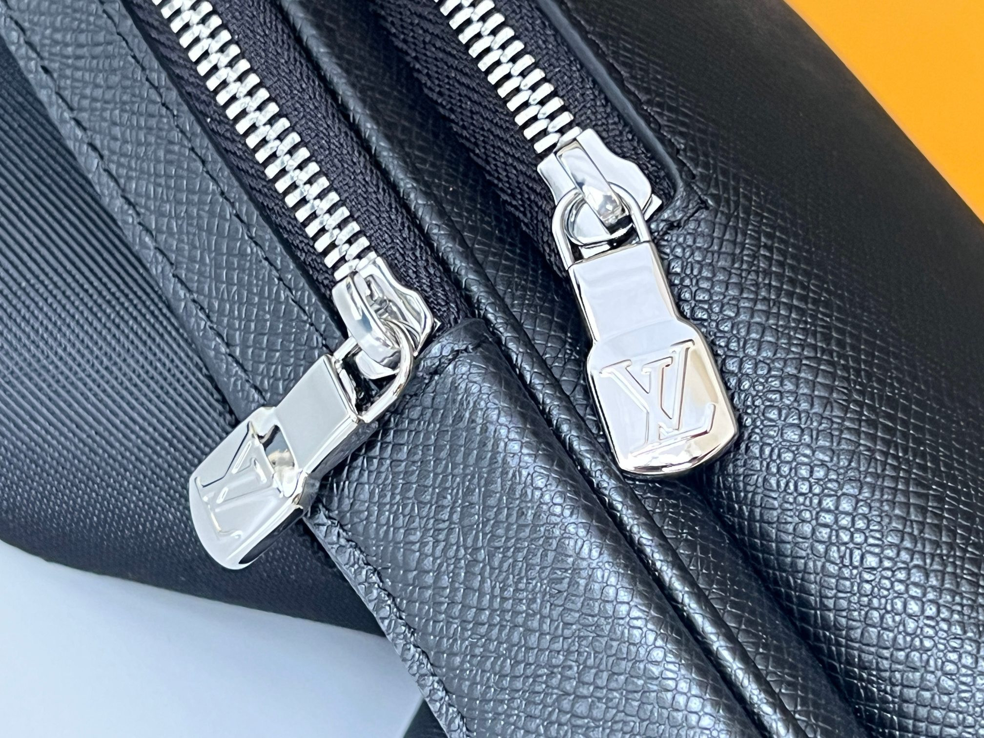 LV Avenue Sling Bag M30863 20 x 31 x 7 cm