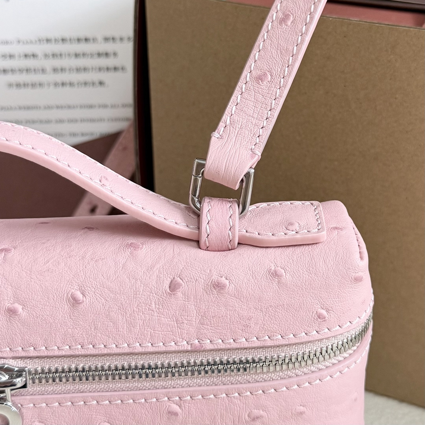 L**o p*ana extra pocket l19 ostrich-grained leather 11 x 19 x 6.5 cm