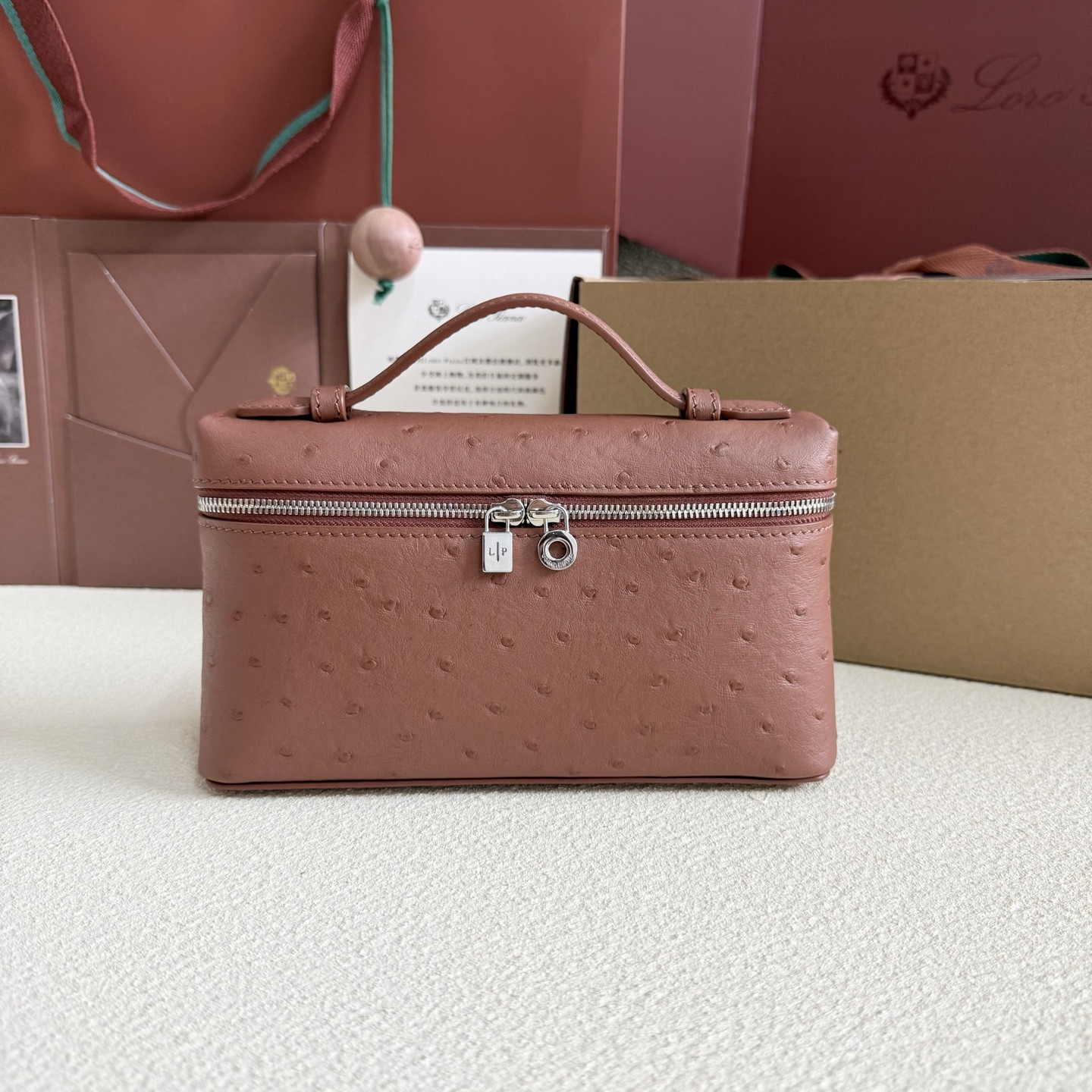 L**o p*ana extra pocket l19 ostrich-grained leather 11 x 19 x 6.5 cm