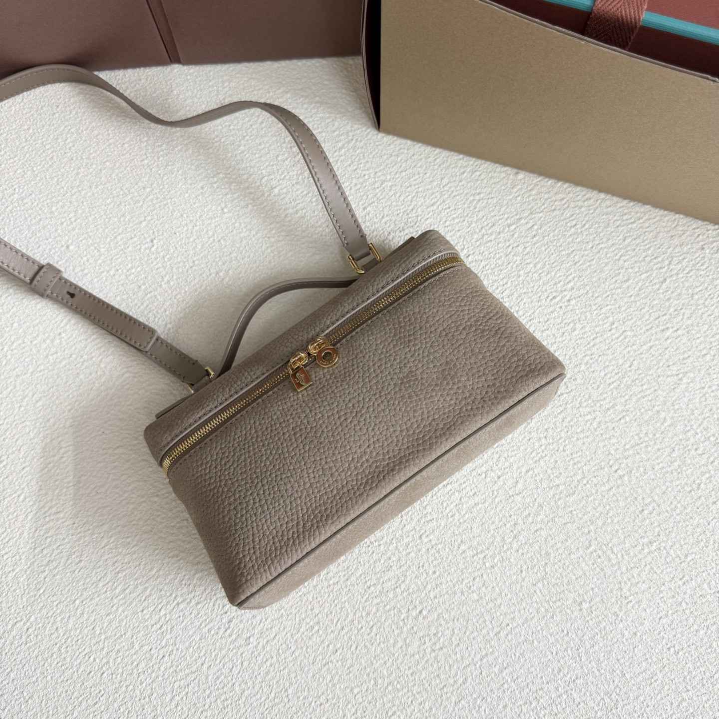 L**o p*ana extra pocket l19 grained calfskin 11 x 19 x 6.5 cm
