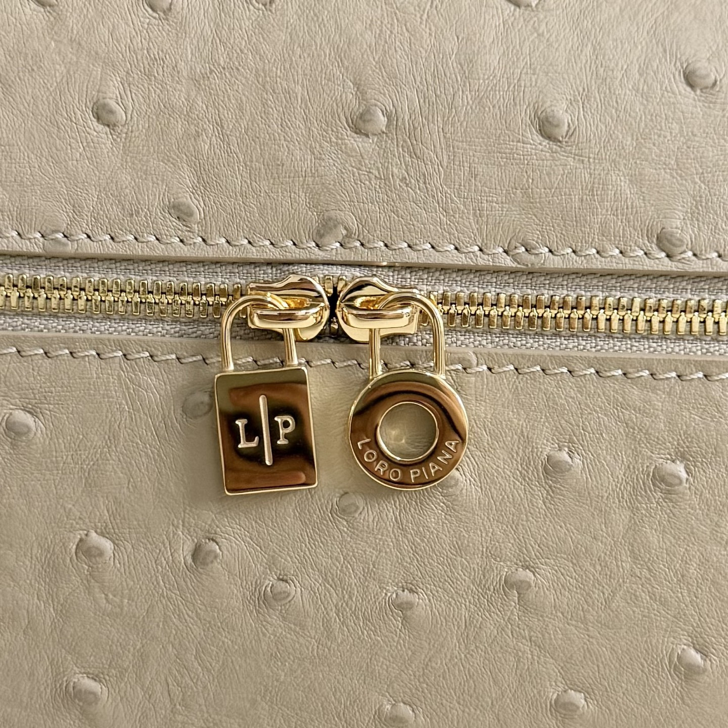 L**o p*ana extra pocket l27 ostrich-grained leather 16x27x10cm