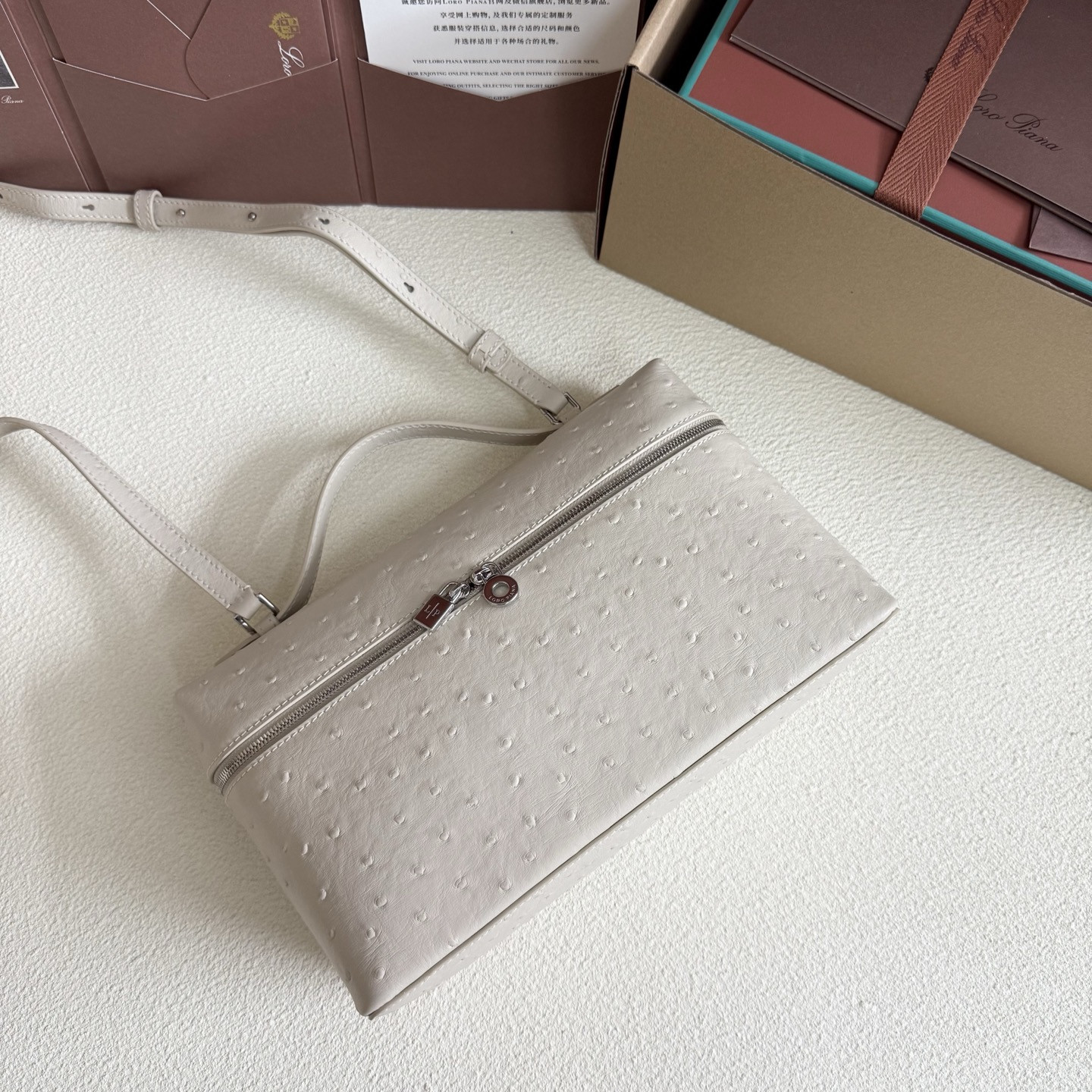 L**o p*ana extra pocket l27 ostrich-grained leather 16x27x10cm
