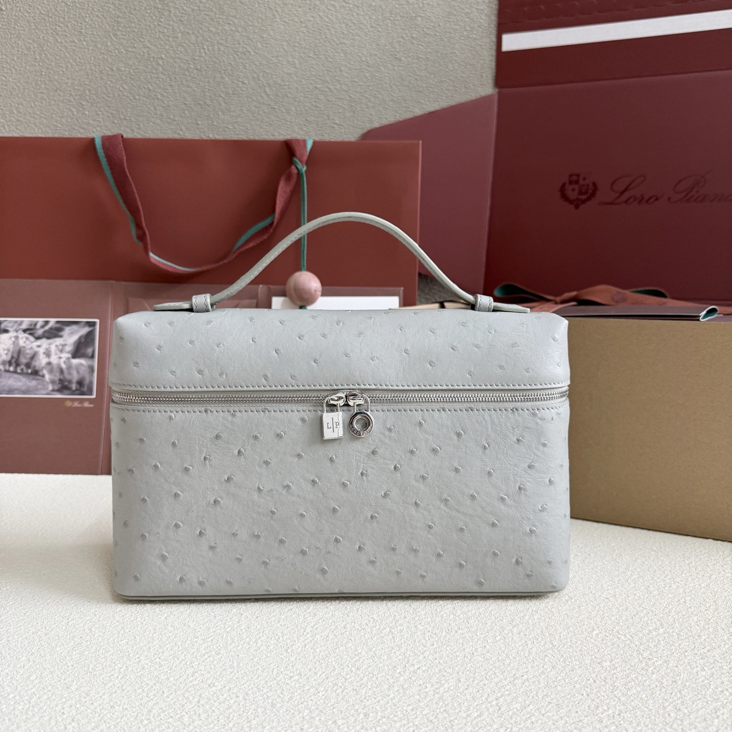L**o p*ana extra pocket l27 ostrich-grained leather 16x27x10cm