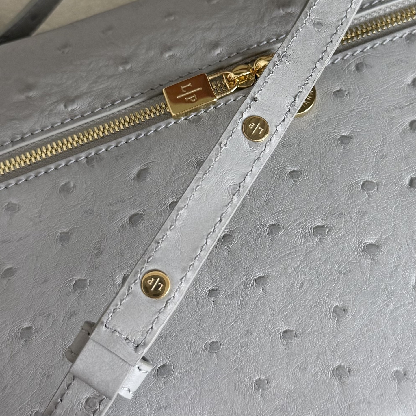 L**o p*ana extra pocket l27 ostrich-grained leather 16x27x10cm