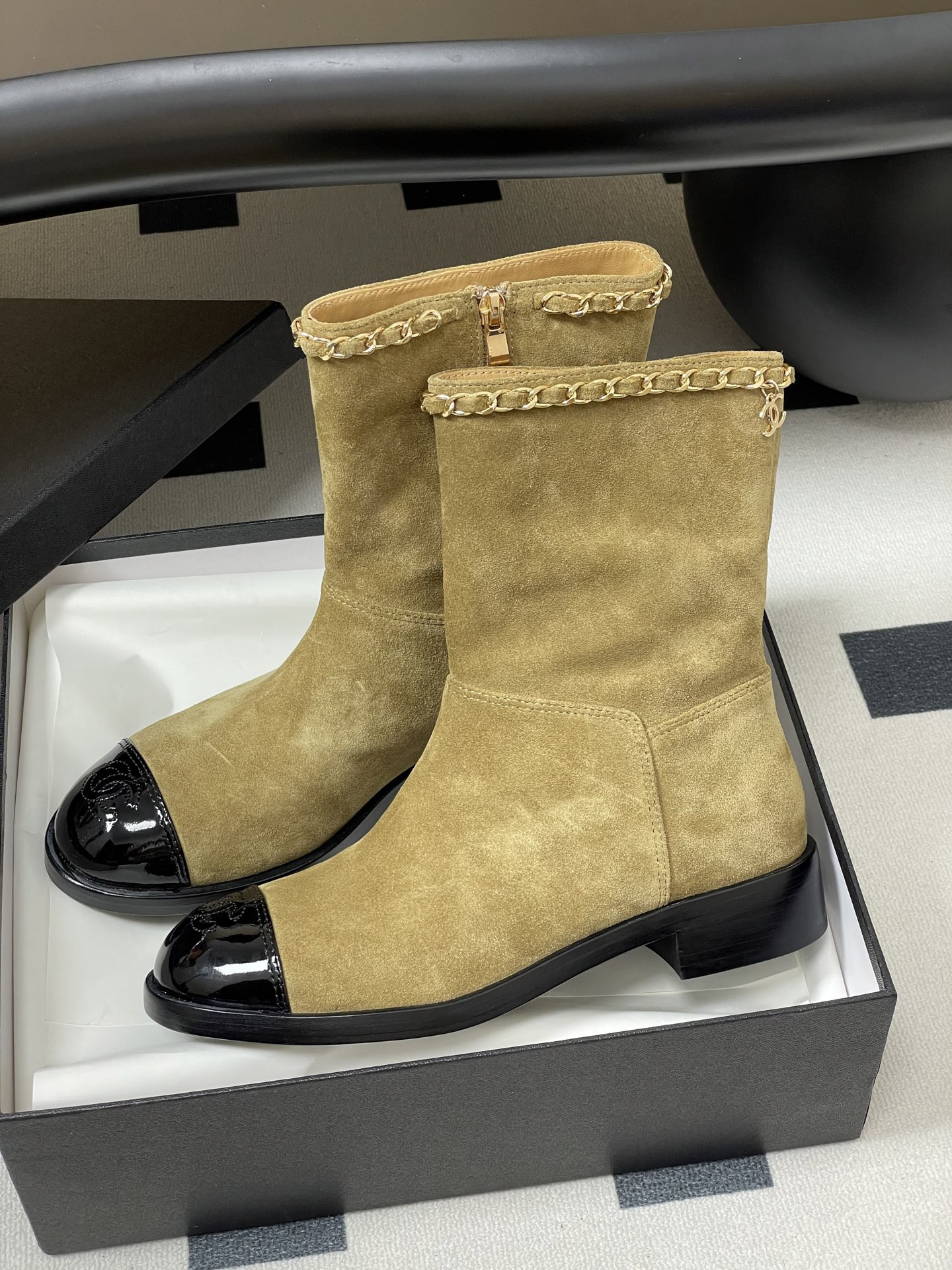 ua Ch*el boots