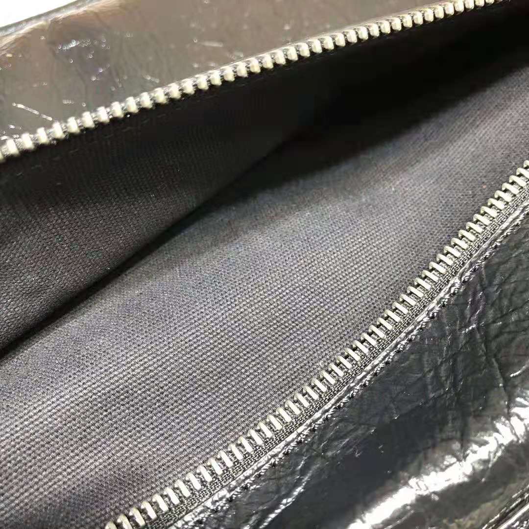 G*u*i gg men medium soft leather messenger bag in soft black leather