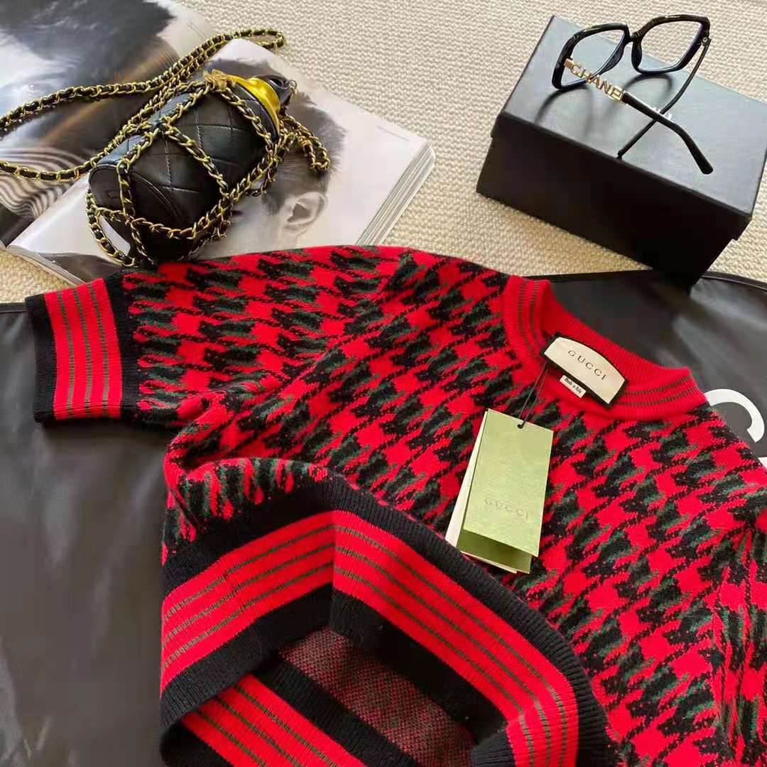 G*u*i women houndstooth wool cropped sweater crew neck cropped shape red and black