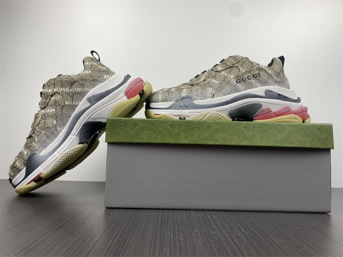 G*u*i*blcg triple s sneaker 677192 ulz10 9795