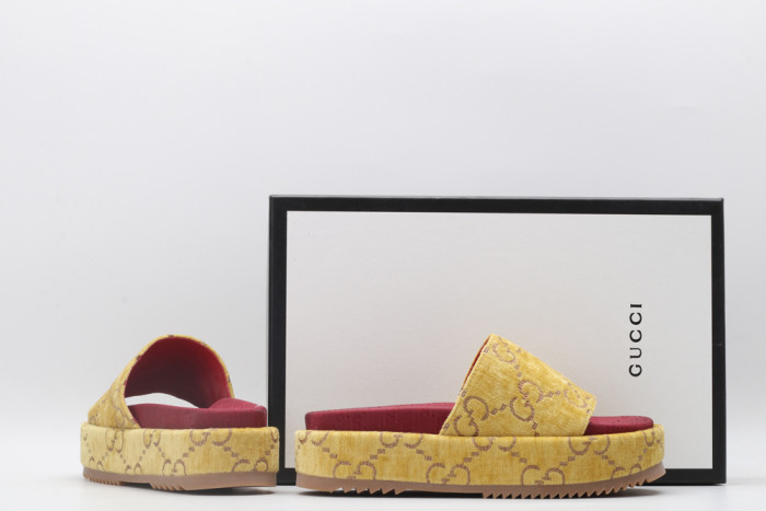 G*u*i slippers