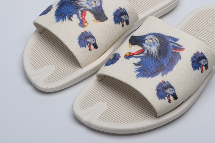 G*u*i slippers