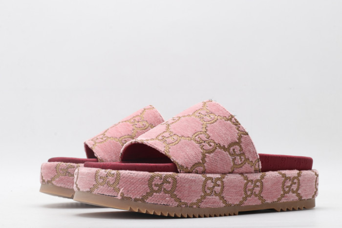 G*u*i slippers