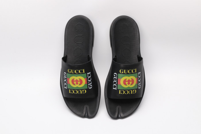G*u*i slippers