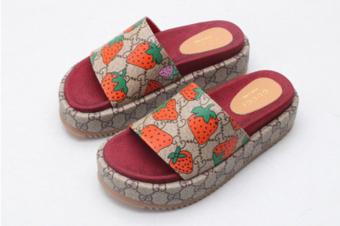 G*u*i slippers