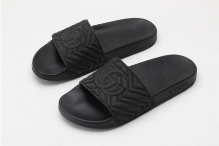G*u*i slippers all black