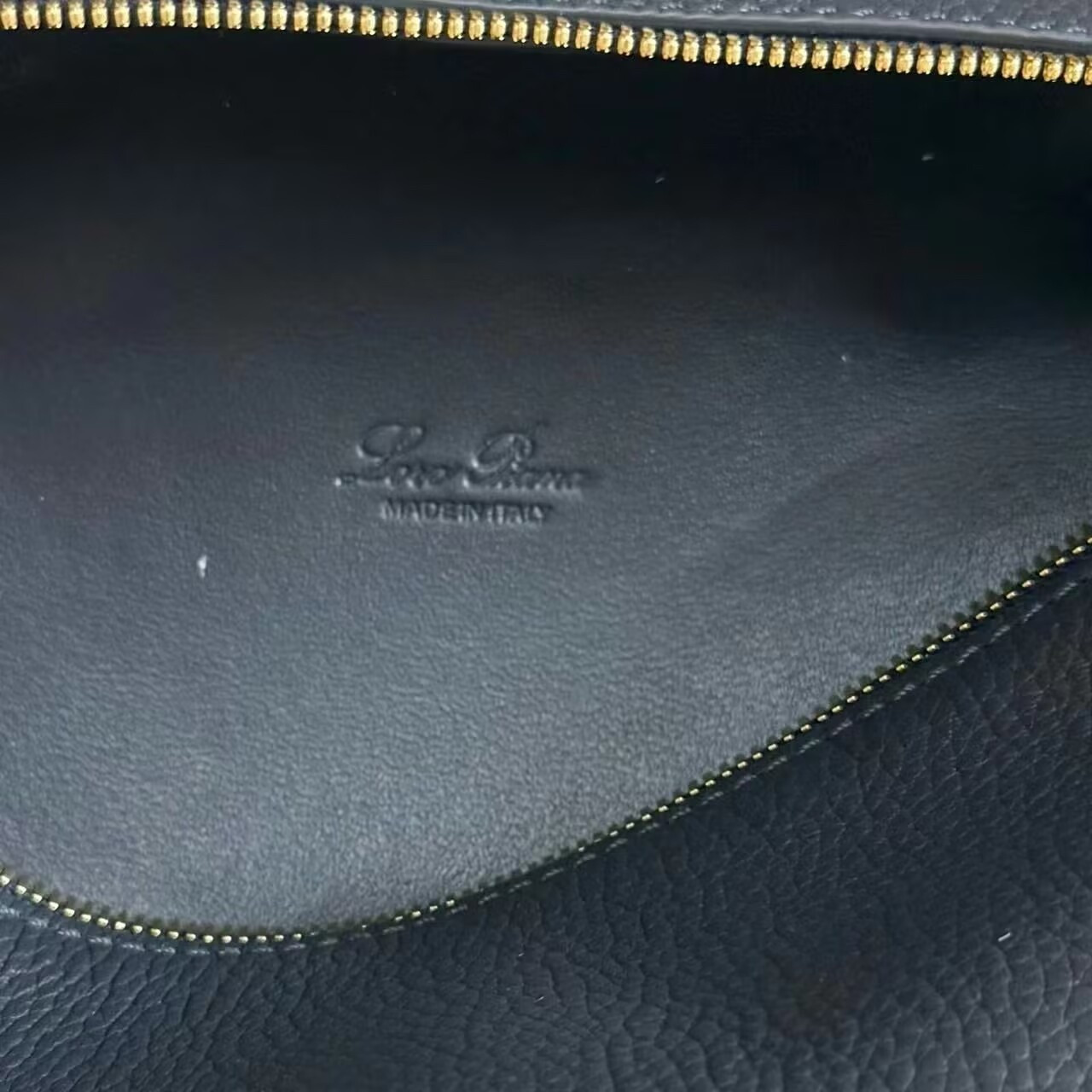 L0r0 P1ana Extra Pocket L19 Grained Calfskin 11 x 19 x 6.5 cm