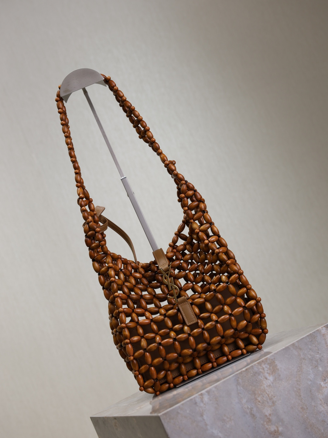 Y51 LE 5 à 7 wood beads 23x22x8.5cm